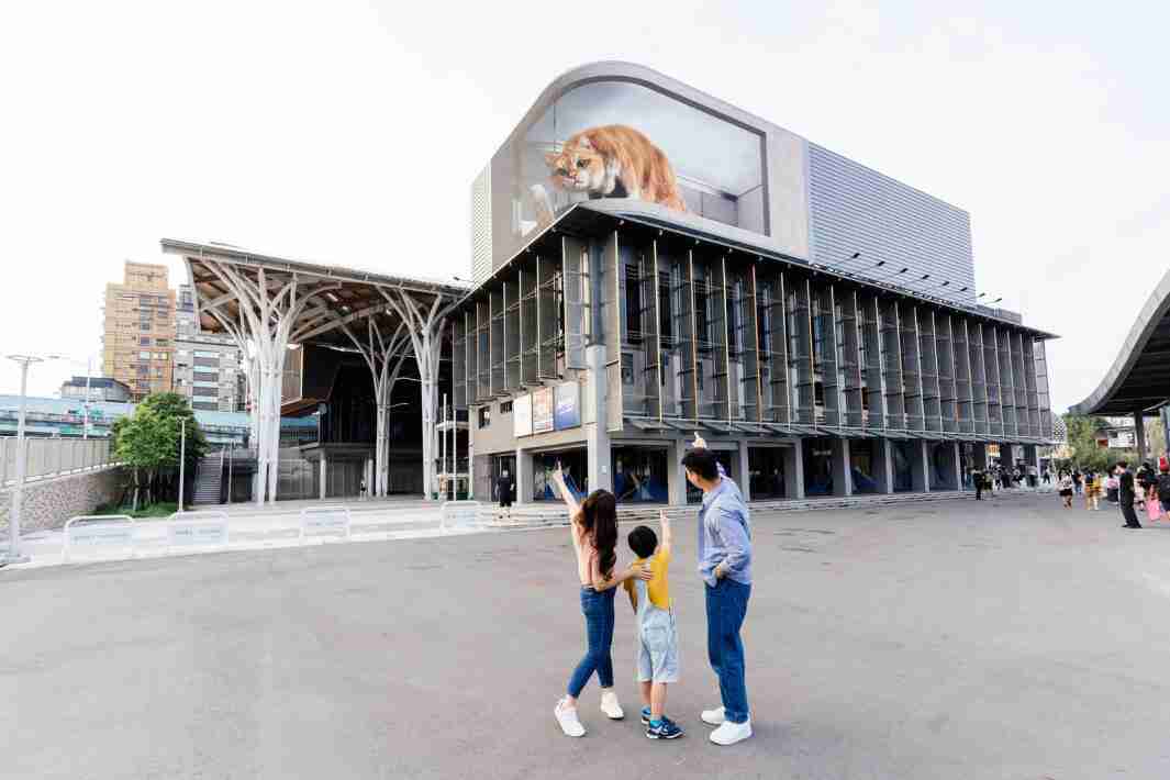 人生就是博打造全台最大户外裸视3D LED弧形萤幕，，，将超立体的软萌胖橘猫动画活跃于顶楼外墙