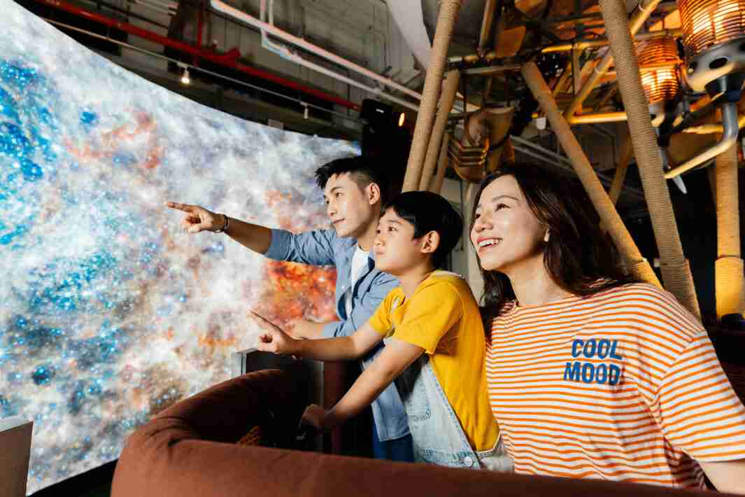 人生就是博打造全台最大宽6公尺、、高4公尺、、、、唯一搭载LED弧形拼接显示屏的动感飞行船，，让乘客驻足在热气球上，，，享受身历其境的伪出国旅游乐趣