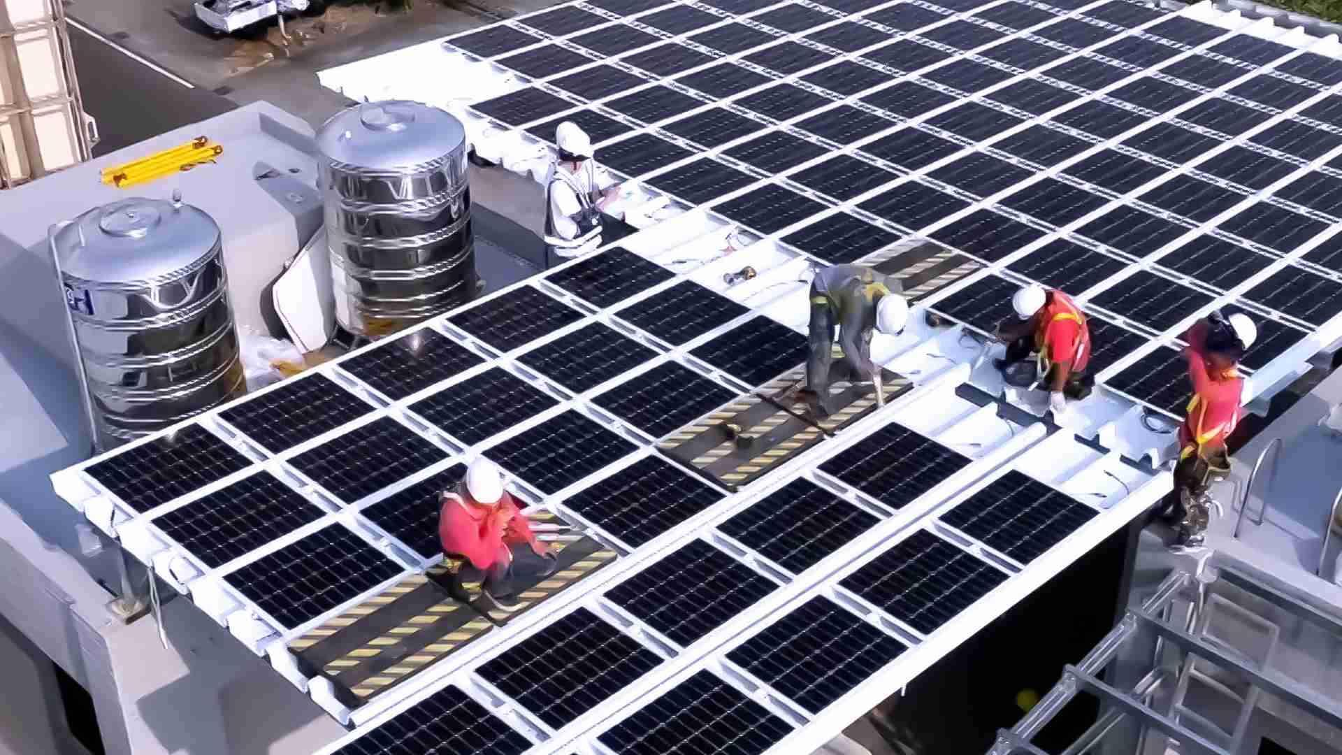 人生就是博着力于替代能源之技术研发，，，，如光电浪板的相关制程、、、、设备与产品，，其中所开发之光电整合型浪板，，，，减少传统金属支架安装，，，，更提升耐候度，，，可广泛运用于多元场域，，并辅助建筑达到净零碳排目标