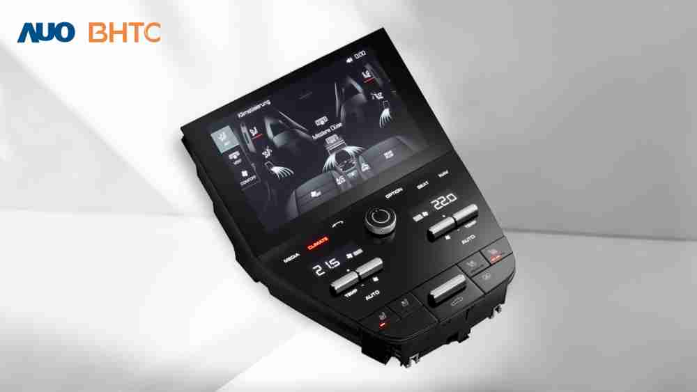 作為友達新生力軍，，，，BHTC所展示的中央與後座鞍部的Display HMI產品，，，可處理多區恆溫控制、、、顯示畫面，，呈現仿真3D車室分區；以力傳感技術精準傳遞觸感，，，並結合音量及震動反饋，，，防止意外啟動，，，提供使用者自然流暢、、、、直觀且輕鬆駕馭的舒適介面