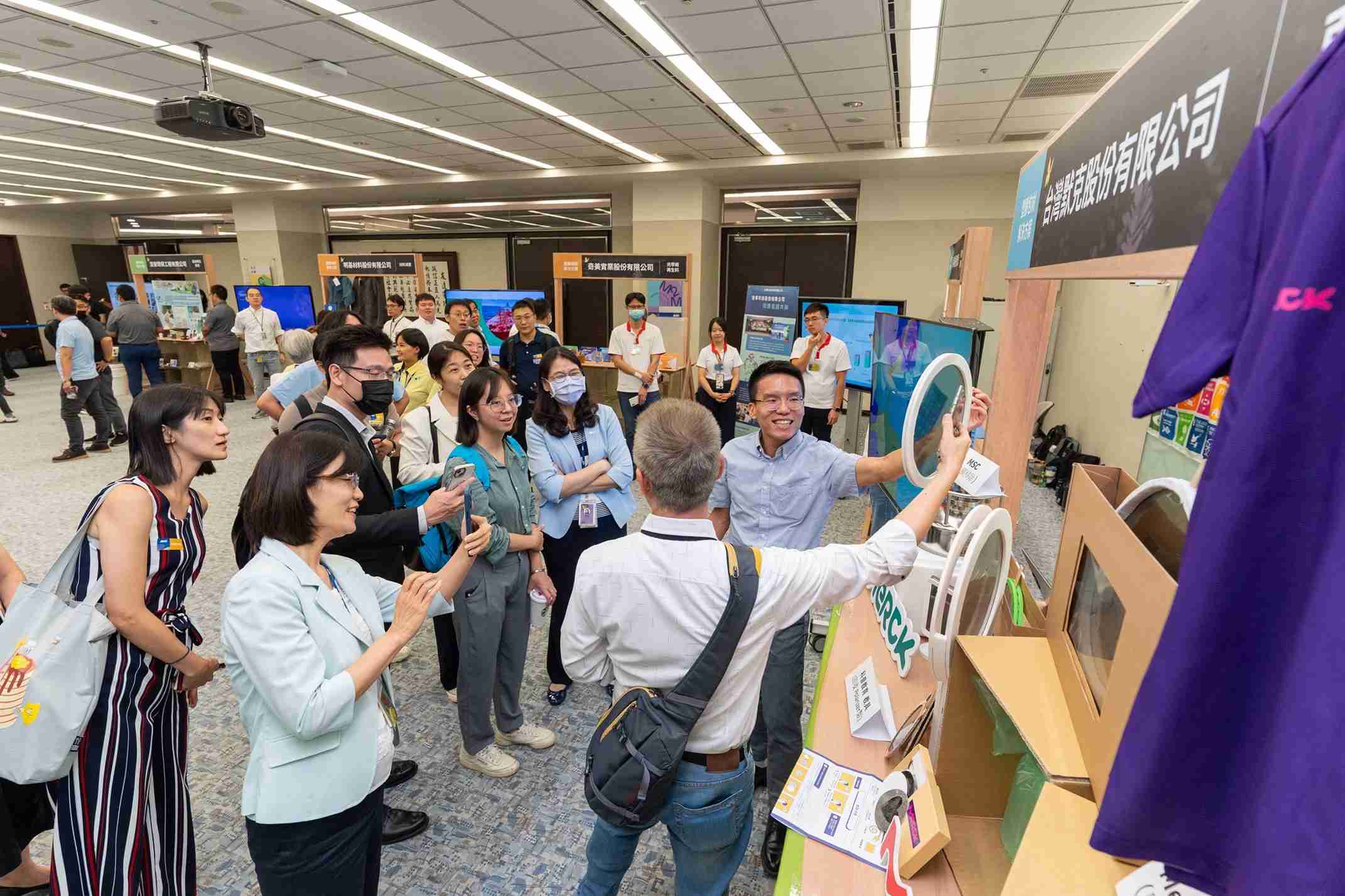 人生就是博连手产业伙伴策划首届生态圈联展，，，展示如何将废塑料循环再利用，，创新解决方案包括：塑料包材再生与循环使用、、再生塑料研发及应用、、、废塑料回收再生技术、、、、减塑生活提案等