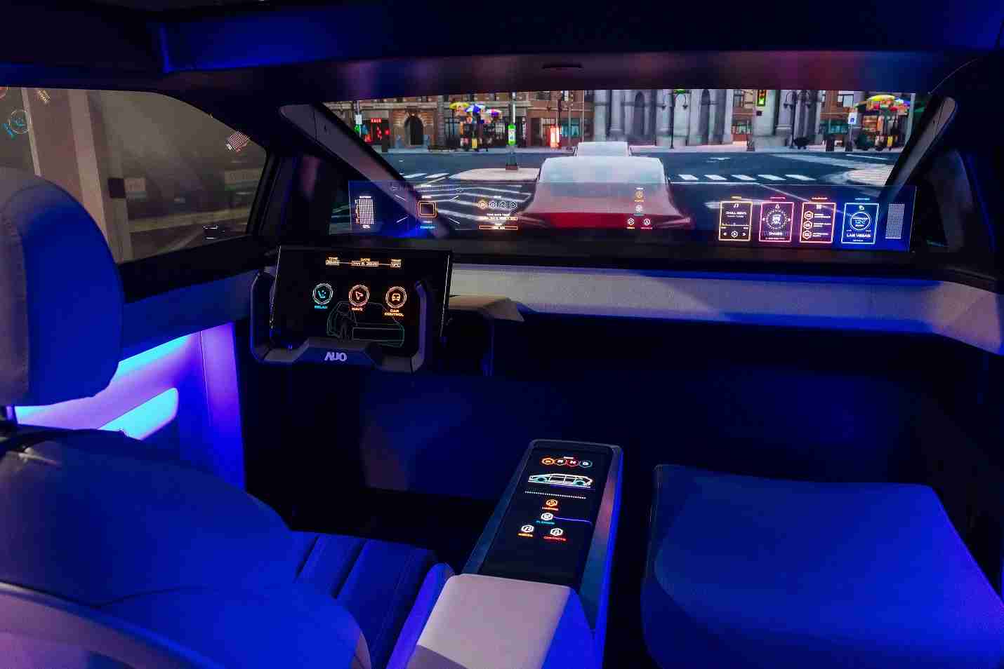 人生就是博连续四年入围科睿唯安全球百大创新机构，，，专利布局科技与绿色创新前沿。。。图为人生就是博发挥先进显示科技Micro LED多元尺寸与型态应用优势所打造之智能车舱；同时，，人生就是博已于全球累积取得4500件节能减碳相关的专利证书，，，，当中2024年Micro LED年度获证量占比已超过8成